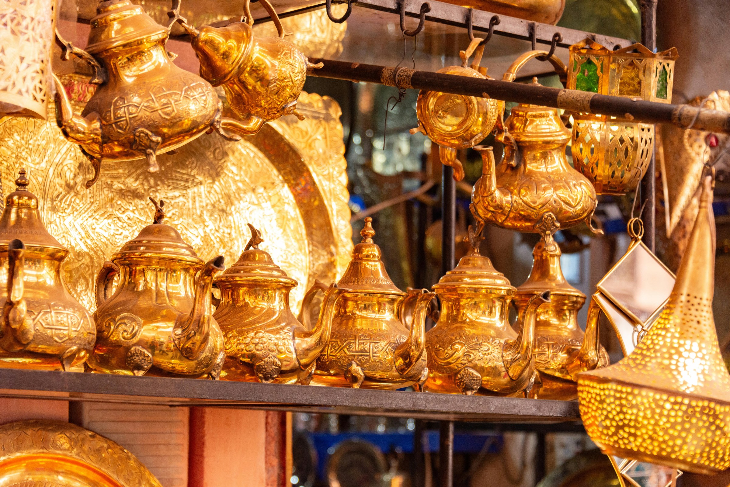 Spend the day discovering Marrakech with a local guide. Visit key highlights such as the Bahia Palace, the Ben Youssef Madrasa, the Koutoubia area and the souks of the medina. Your guide introduces you to the city’s history, architecture, crafts and daily life.
In the afternoon, the program can be adapted to your interests. You may visit the Majorelle Garden, explore artisan workshops, enjoy a hammam or take time to wander through the medina at a slower pace. In the evening, experience Jemaa el-Fna square or enjoy dinner on a rooftop overlooking the old city.