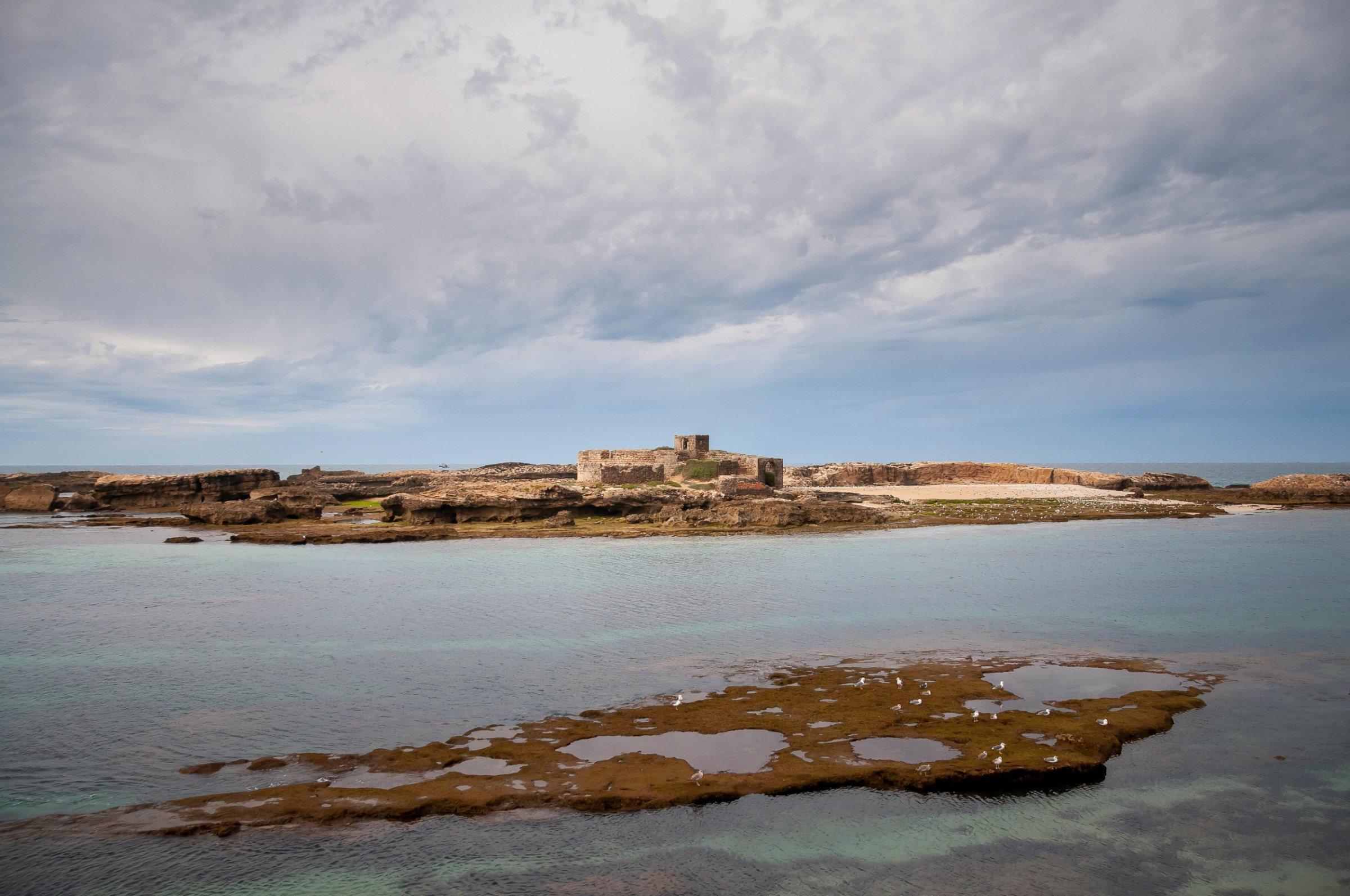 Arrival in Essaouira during a luxury Morocco honeymoon, with Atlantic coast, whitewashed medina and romantic seaside atmosphere.