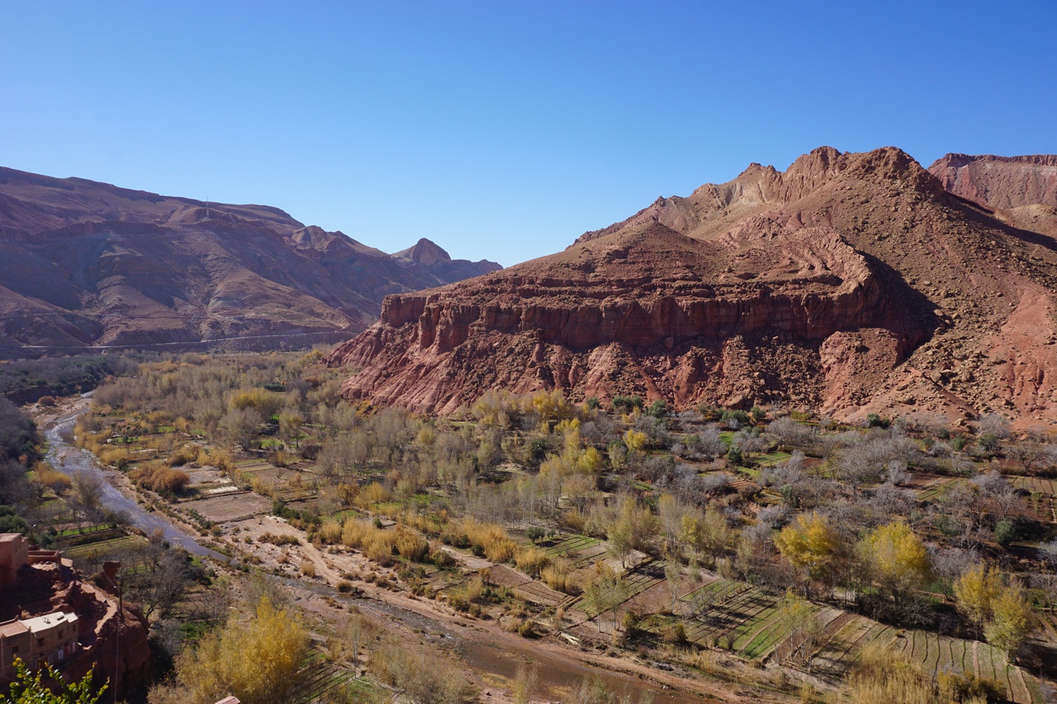 Guided trek through the Agouti Gorge toward R’bat N’Ait Hamd, with rock formations, Berber villages and rural Morocco landscapes.