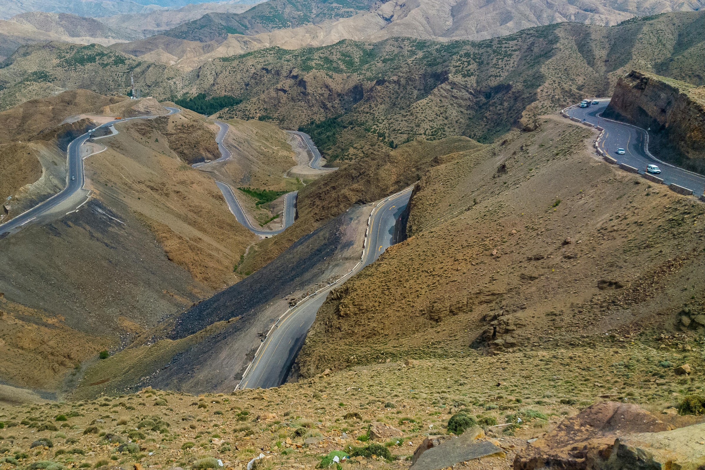 High Atlas road from Marrakech to Telouet and Aït Ben Haddou, with mountain landscapes and traditional kasbah architecture.