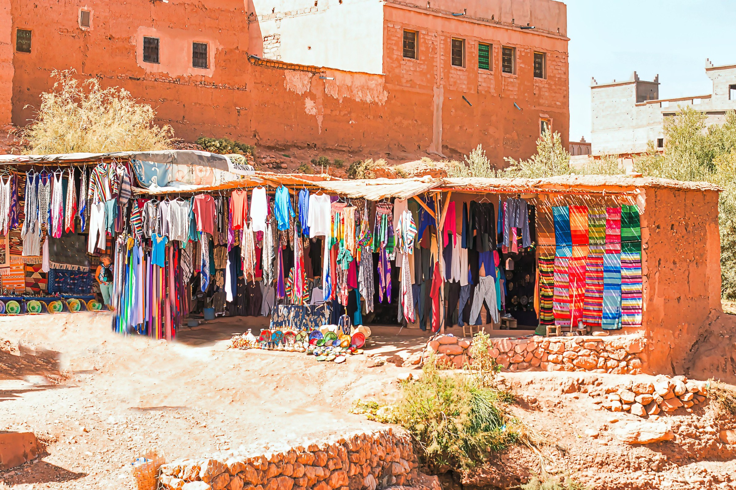 Skoura palm grove and Dadès Valley landscapes, with kasbahs, red cliffs and light walking opportunities in southern Morocco.