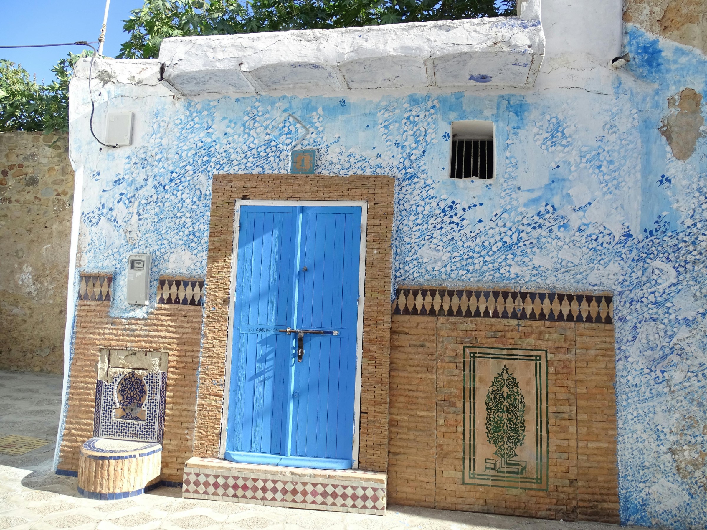 Slow discovery of Chefchaouen medina, blue alleys, artisan shops and Rif Mountain views in northern Morocco.