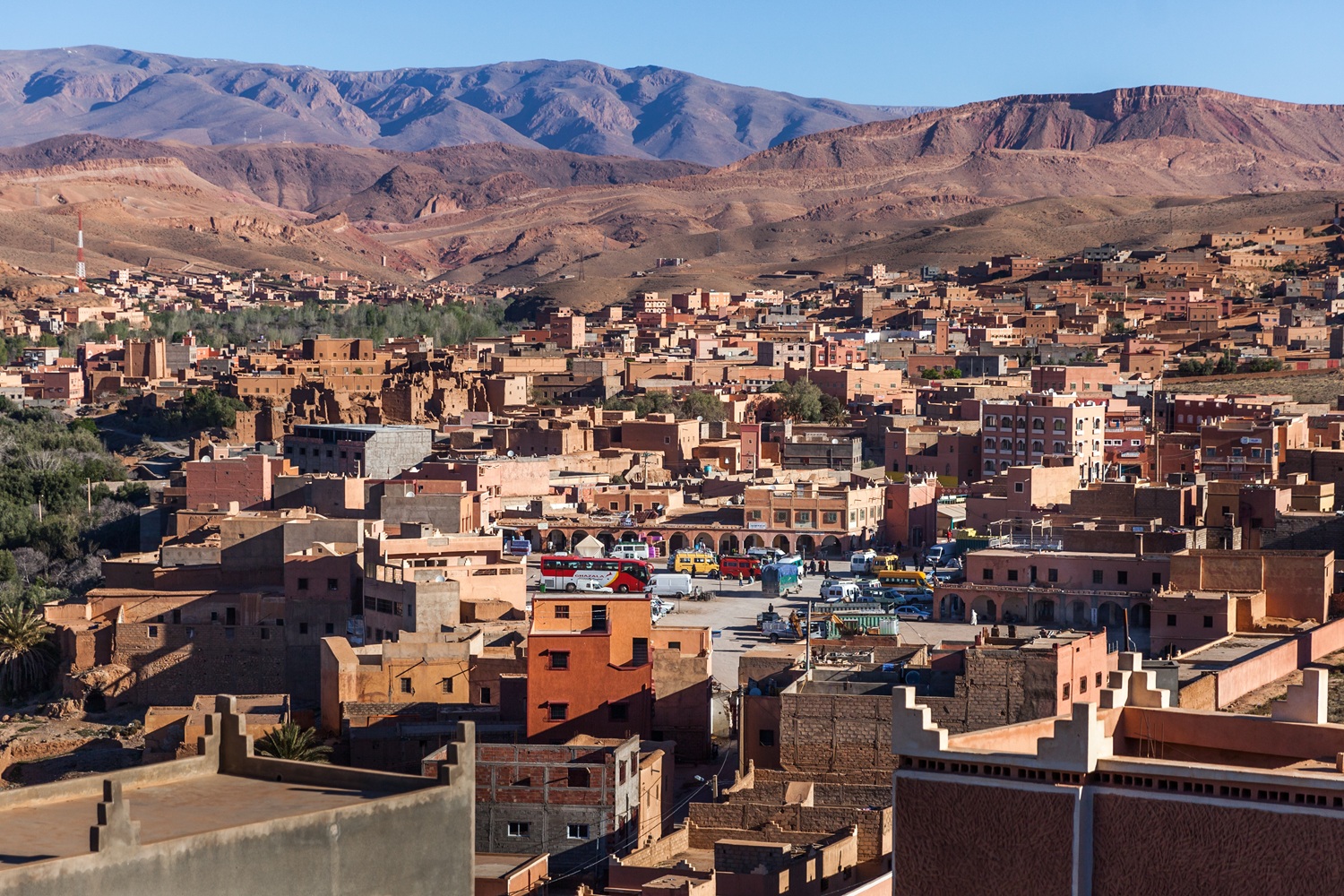 Route from Merzouga to Dadès Valley, with oasis landscapes, kasbah villages, rock formations and southern Morocco scenery.