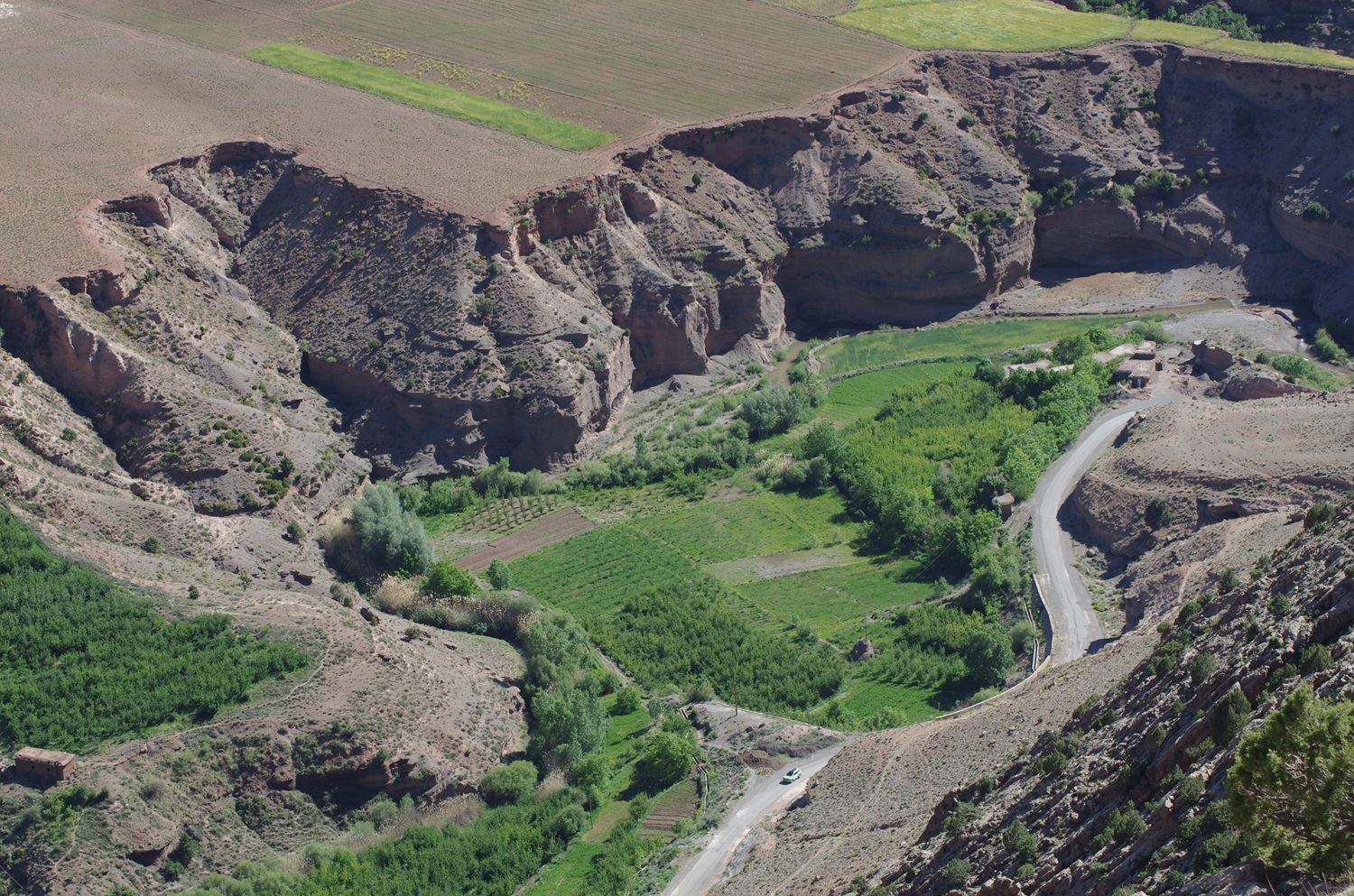 Trekking route toward Oulilimt in the M’Goun region, with remote High Atlas trails, mountain views and pastoral landscapes.