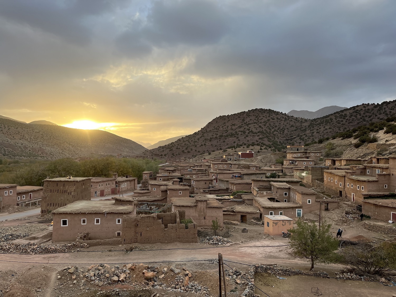 Trekking from Oulilimt to R’bat in Aït Bouguemez, with Berber villages, terraced fields and traditional High Atlas landscapes.