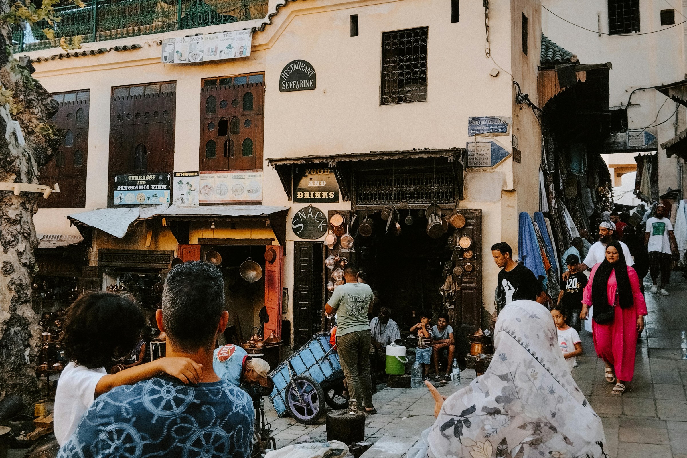 Family-friendly guided visit of Marrakech medina, souks, palaces and artisan workshops during a private Morocco family trip.