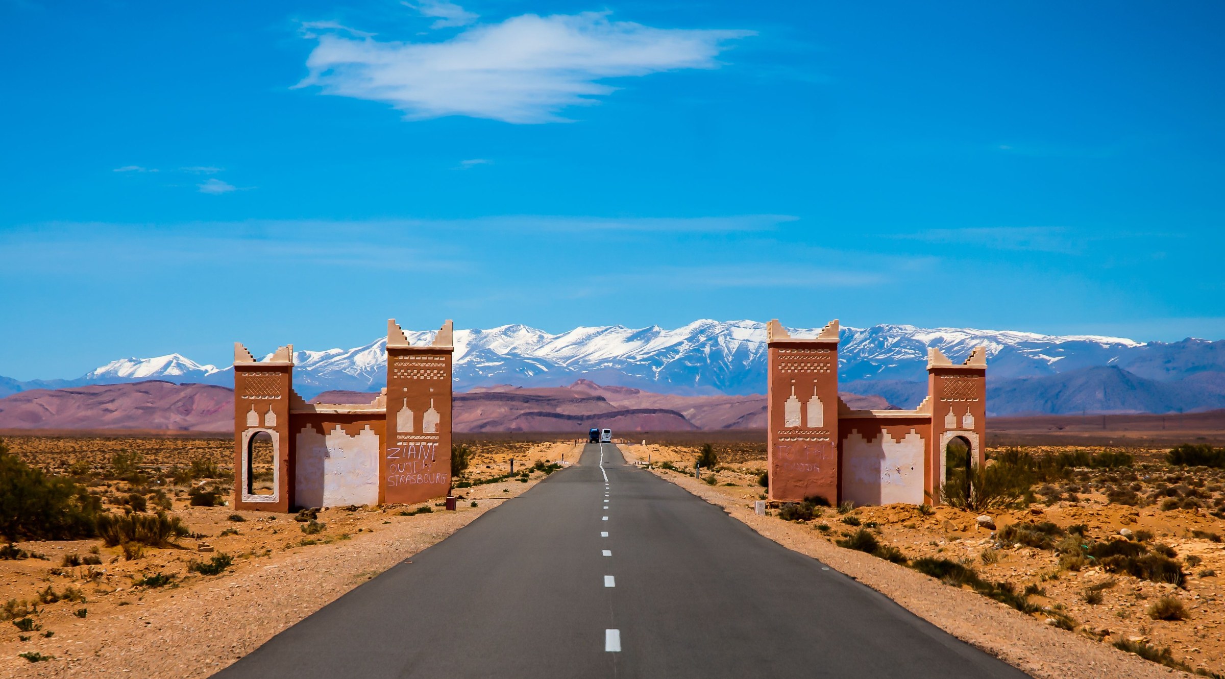 Skoura palm grove and kasbah lodge, connecting the High Atlas with southern Morocco during a women’s cultural journey.