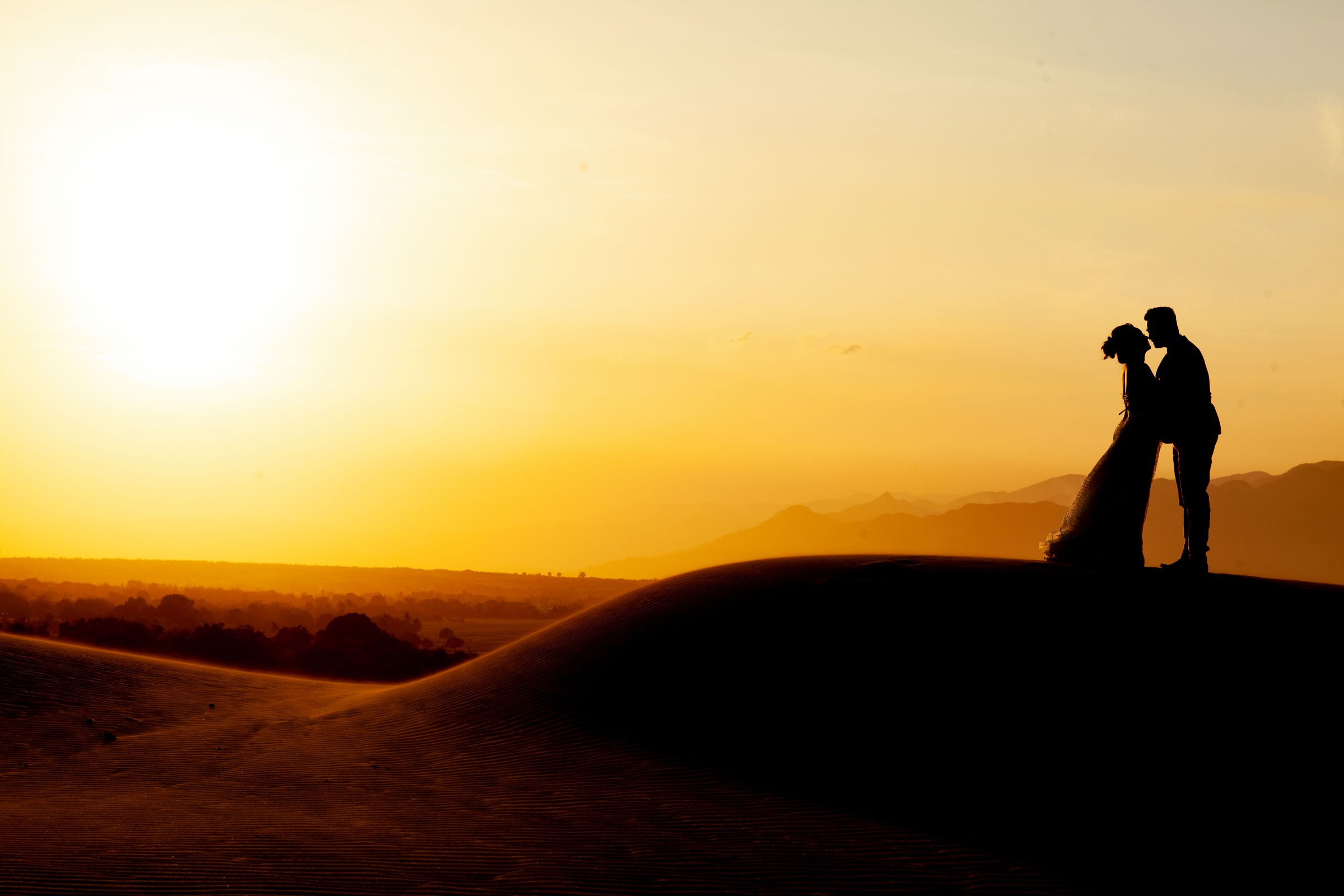Luxury desert camp honeymoon experience in Agafay or the Sahara, with sunset views, private dinner and romantic Morocco atmosphere.